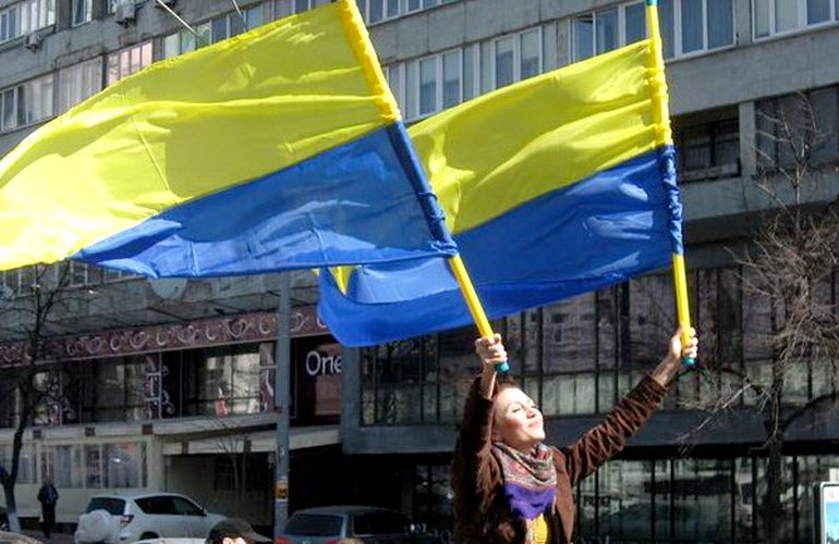 В Житомире обсуждали, нужно ли переворачивать флаг Украины вверх тормашками. ФОТО