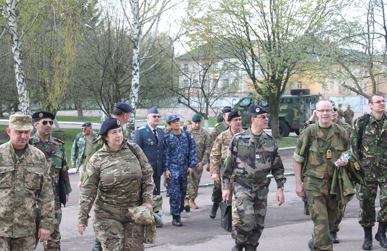 ​Военные атташе из 20 стран мира посетили центр ВДВ под Житомиром. ФОТО