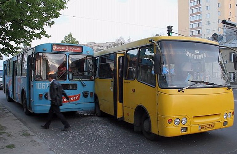 Водитель житомирской маршрутки «подрезал» троллейбус, пострадала девочка. ФОТО
