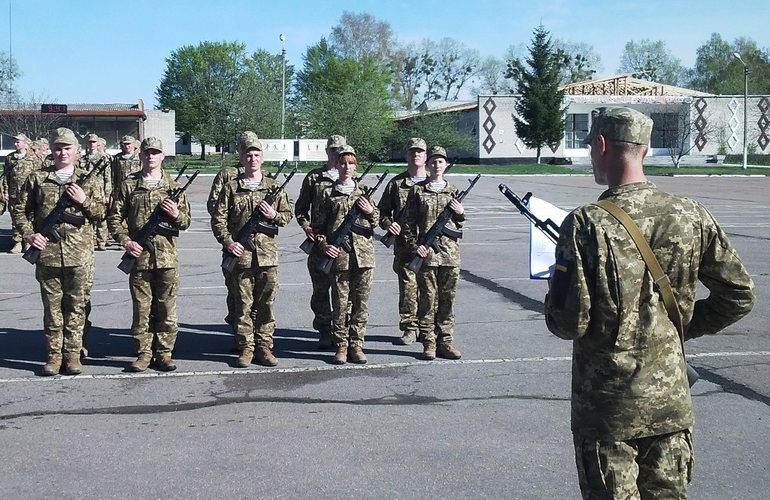 На военном плацу в Житомире контрактники приняли присягу на верность Украине