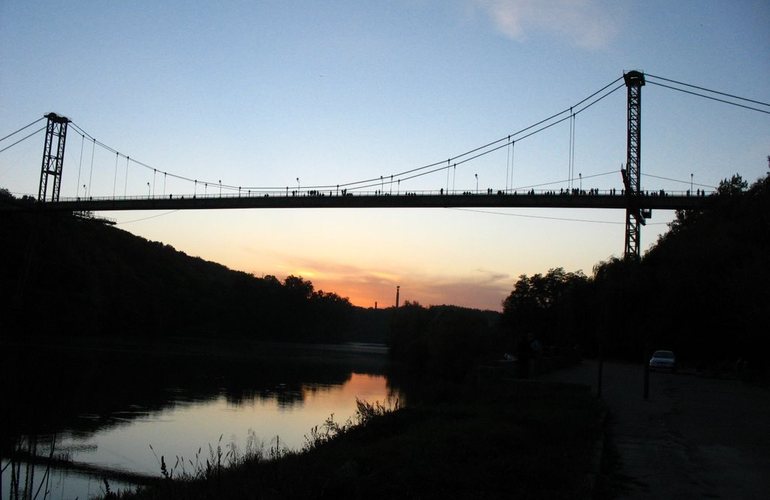 В Житомире очередной суицидник бросился с подвесного моста в парке