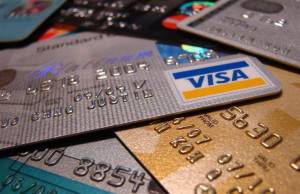 Что лучше выбрать - банковскую кредитку или потребительский кредит?