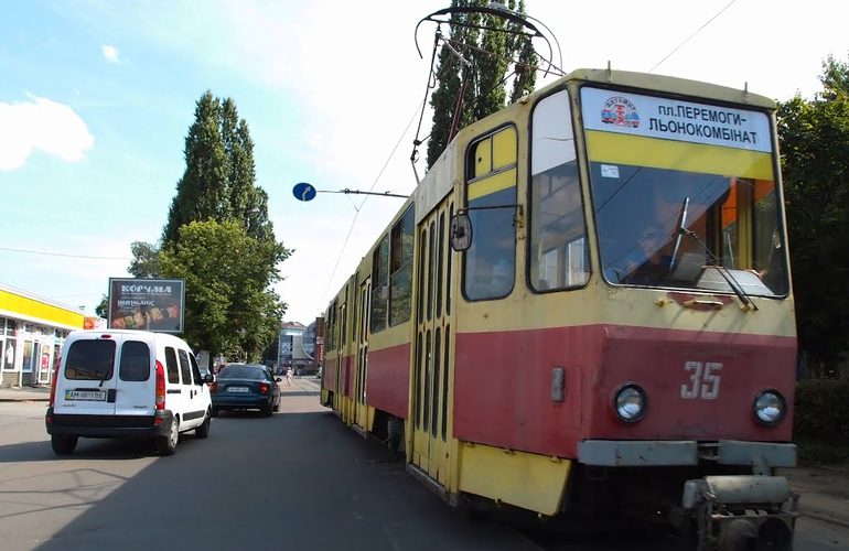 Ночью на перекрестке в центре Житомира хотят заменить трамвайные рельсы. ФОТО