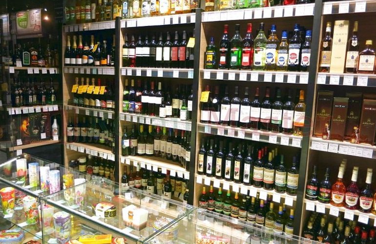 В Житомире полиция обнаружила два магазина, где продают алкоголь ночью