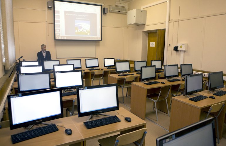 На закупку проекторов и компьютеров для школ Житомира выделили 7,1 млн гривен