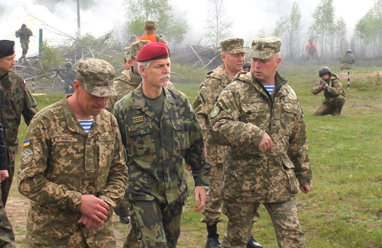 Генерал НАТО посетил центр подготовки десантников в Житомире. ФОТО