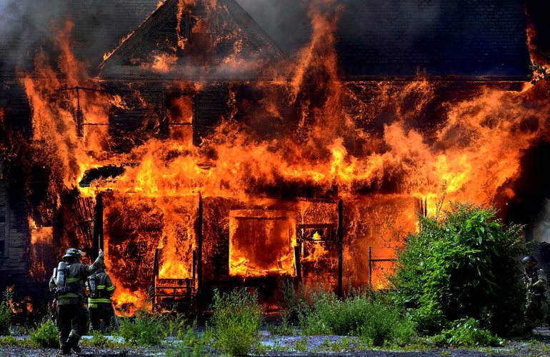 ​Супружеская пара погибла на пожаре в собственном доме на Житомирщине