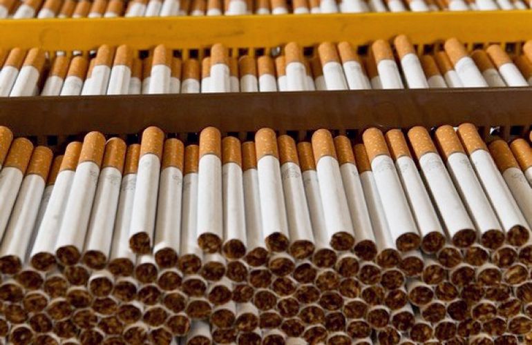 Несколько сотен пачек сигарет вынес из магазина 18-летний житель Житомира