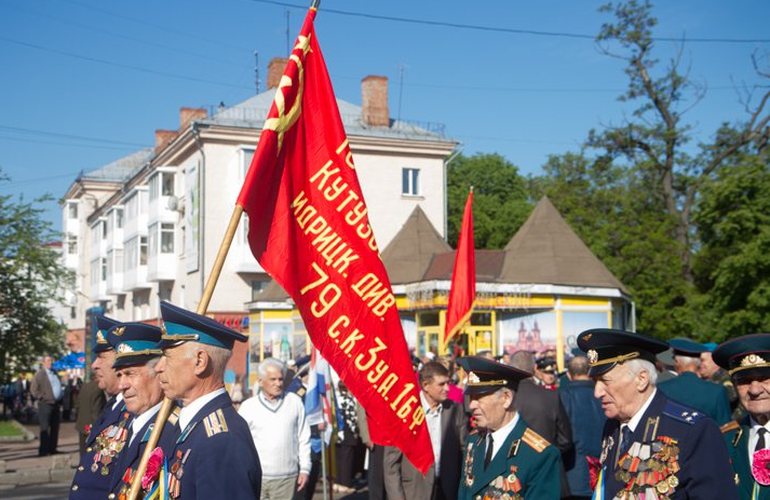 Ветераны на шествие ко Дню Победы пришли с запрещенными красными флагами. ФОТО