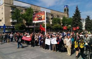 1 мая в Житомир приехал Симоненко: коммунисты митингуют на площади с красными флагами. ФОТО