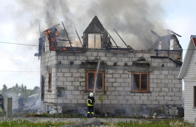 От удара молнии в Житомире сгорел дом. ФОТО