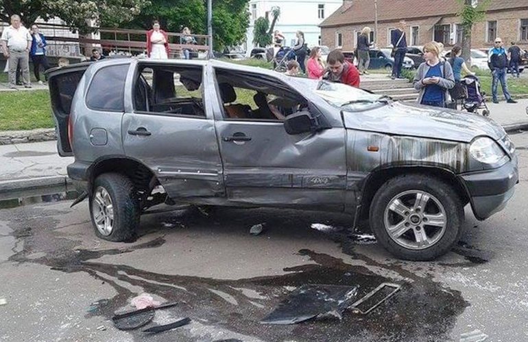 Страшное ДТП в Житомире: возле детской поликлиники столкнулись 3 авто, есть пострадавшие. ФОТО
