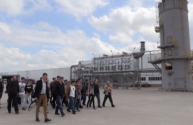 В рамках співпраці студенти Житомирського технологічного університету приїхали на екскурсію на Коростенський завод МДФ. ФОТО