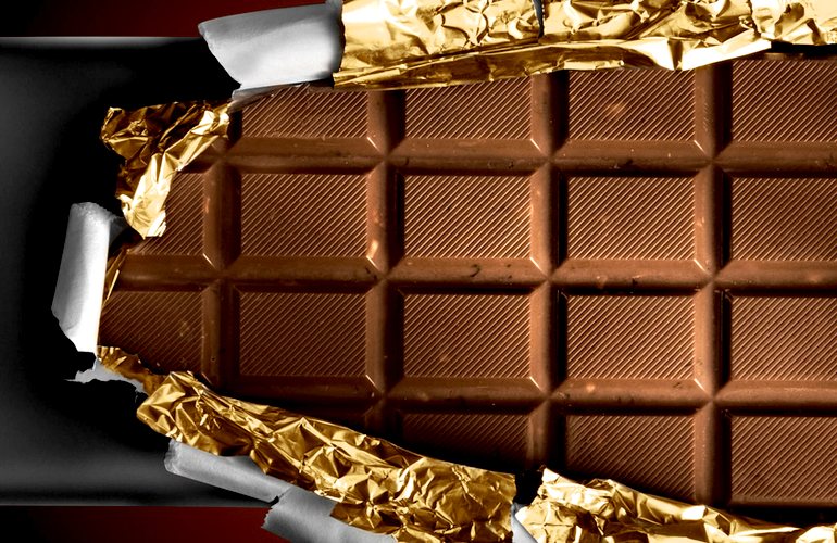 ​Сладкоежка украл из магазина в Житомире 40 плиток шоколада