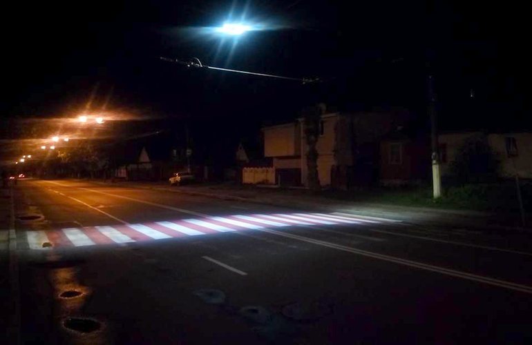 Пешеходный переход ​в Житомире оборудовали подсветкой. ФОТО