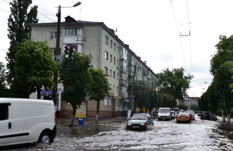 В Житомире после сильного ливня в 9-этажке затопило квартиры пяти этажей. ФОТО