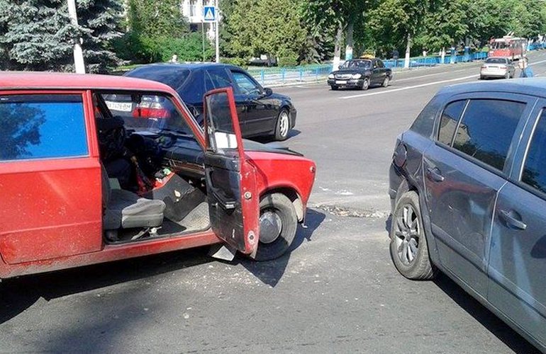 Утром возле «Украинского дома» не разминулись Жигули и Opel. ФОТО