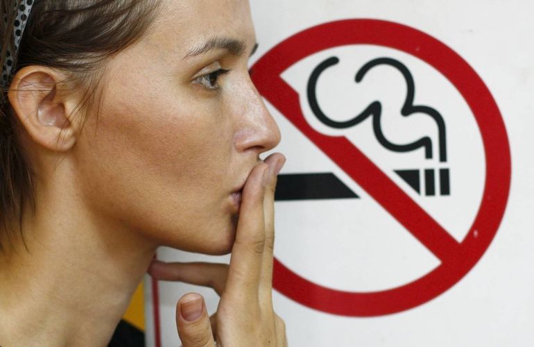 Житомирянка предлагает штрафовать курильщиков, которые не соблюдают закон