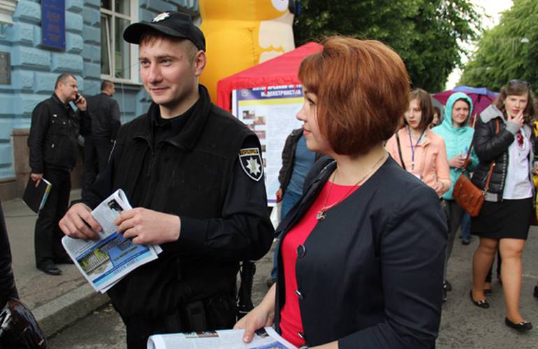 Как можно выучиться на полицейского рассказали в Житомире на ярмарке профессий