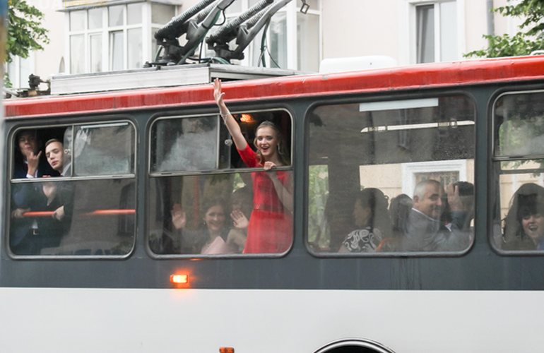 Вместо лимузина житомирские школьники на выпускной арендовали троллейбус. ФОТО