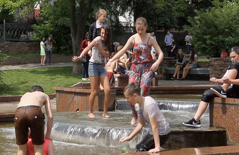 ​Житомирские школьники отметили последний звонок купанием в фонтане. ФОТО