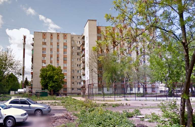 В Житомире психически больной мужчина выпал из окна многоэтажки и разбился