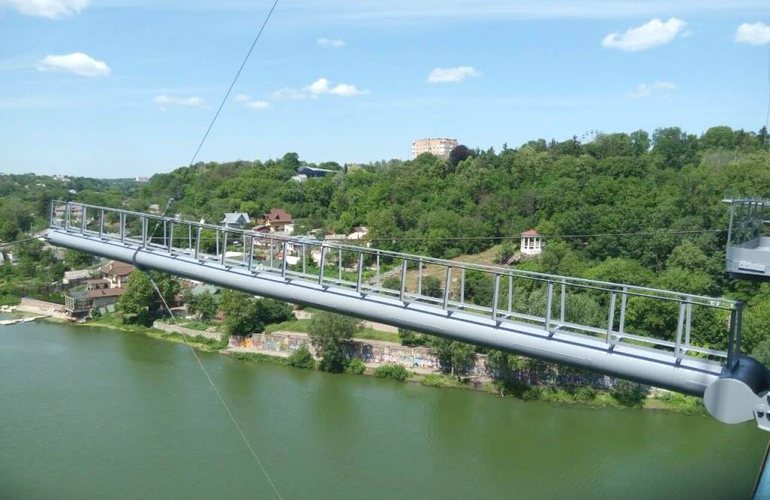 Пешеходный мост в парке Гагарина постараются отремонтировать до конца июня. ФОТО