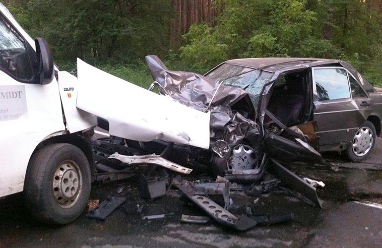 Mercedes протаранил Fiat на окраине Житомира: один человек погиб, еще семеро в больнице. ФОТО