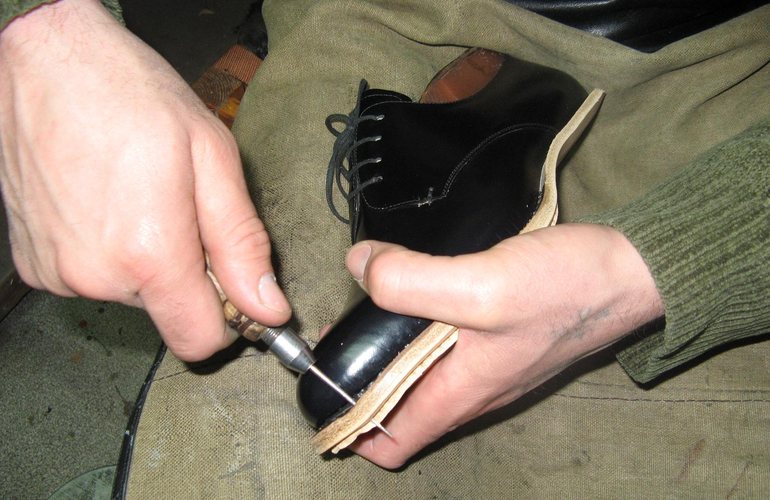 В Житомире за плохой ремонт обуви сапожнику проломили голову