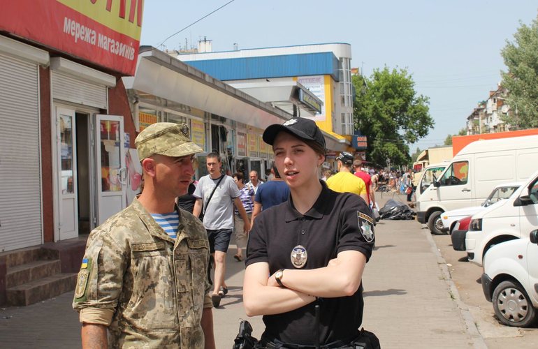 Житомирские полицейские снова разгоняли стихийную торговлю на улице Хлебной. ФОТО