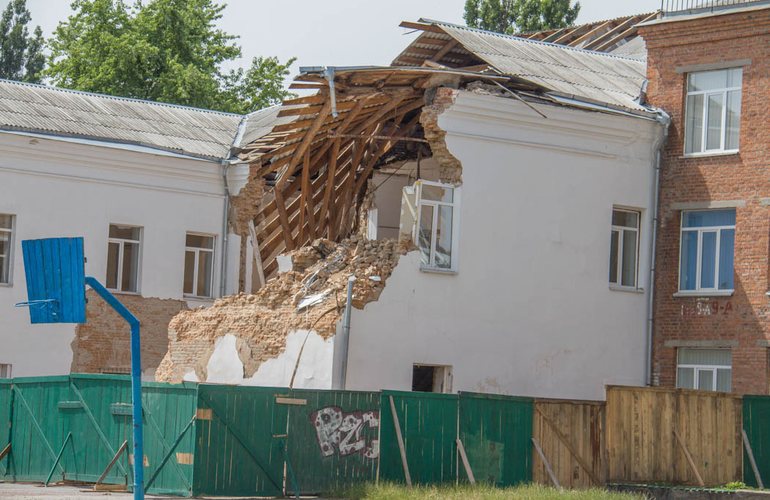 В центре Житомира рухнул корпус учебного заведения. ФОТО