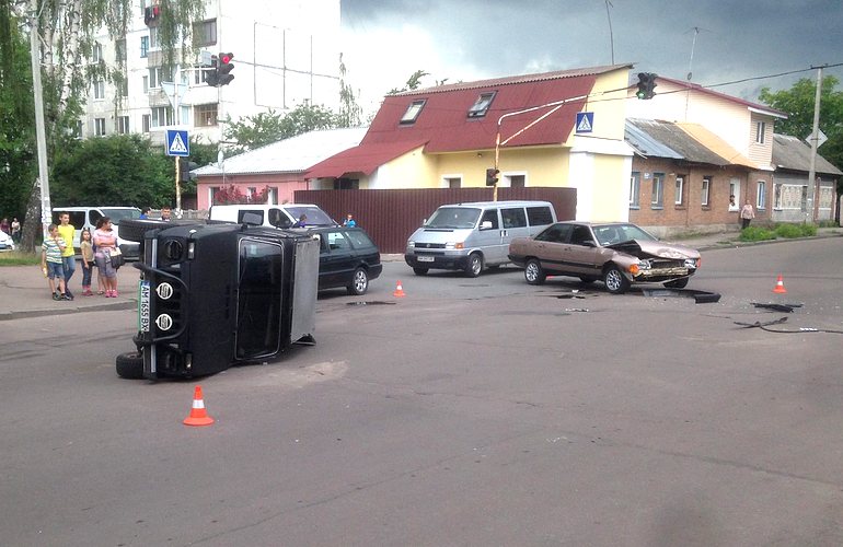 Серьезное ДТП в Житомире: от удара «Нива» перевернулась на бок. ФОТО