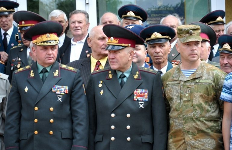 Начальник Генштаба и командующий ВДВ поздравили в Житомире ветеранов 8-й танковой армии. ФОТО