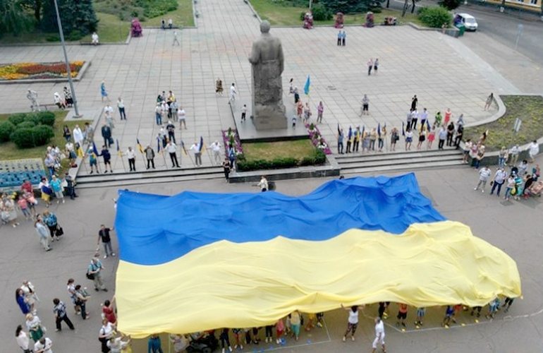 В День Конституции житомиряне развернули гигантский флаг Украины. ФОТО