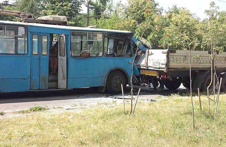 На окраине Житомира троллейбус протаранил грузовик, есть пострадавшие. ФОТО