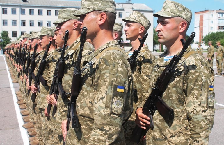 В Житомире впервые за 3 года десантники-срочники присягнули на верность Украине. ФОТО