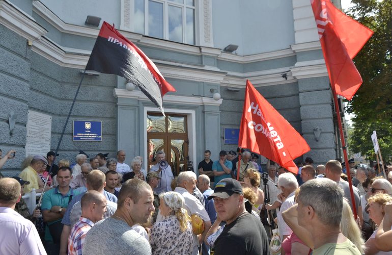 Под стенами Житомирского горсовета сошлись коммунисты и националисты. ФОТО