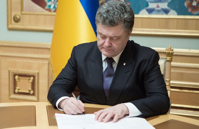 По случаю Дня Конституции Порошенко раздал звания жителям Житомирской области