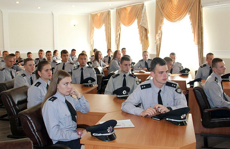36 молодых лейтенантов пополнили ряды житомирской полиции