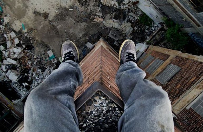 Самоубийство в Житомире: мужчина прыгнул с крыши 9-этажного дома