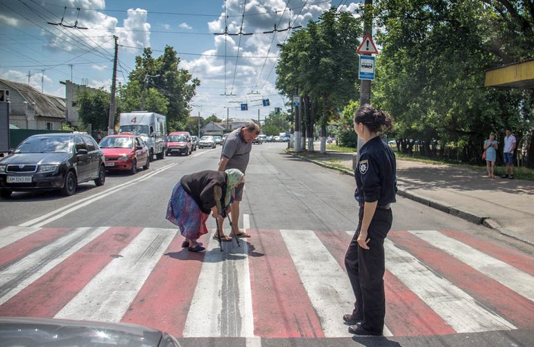 ​В Житомире полицейские перекрыли Покровскую, чтобы перевести бабушку через дорогу. ФОТО