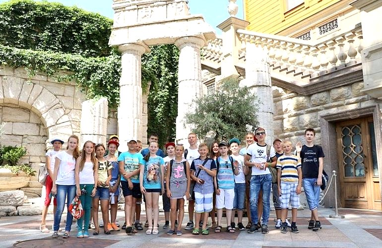 Житомирские детишки отдыхали в резиденции экс-президента Януковича. ФОТО
