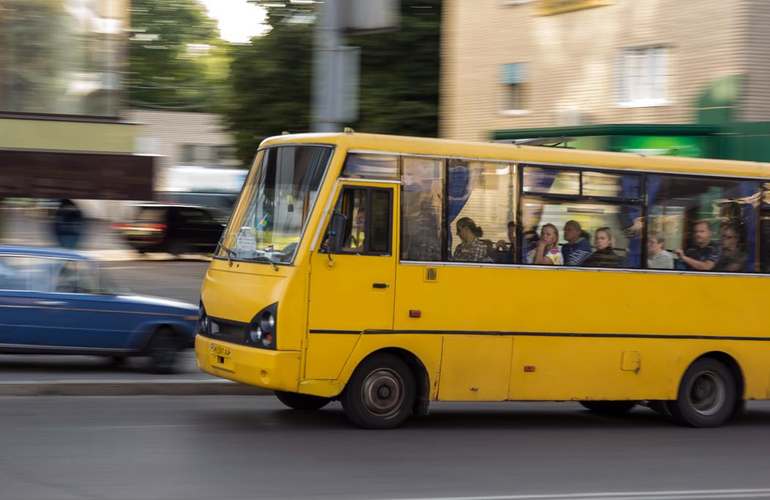 В Житомирской маршрутке подрались пьяные пассажиры, поставив под угрозу работу перевозчика