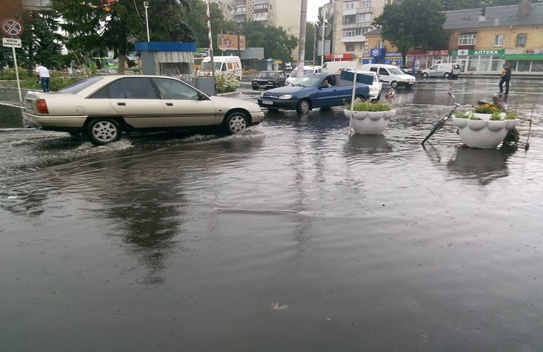 В Житомире после дождя затопило район автовокзала. ФОТО