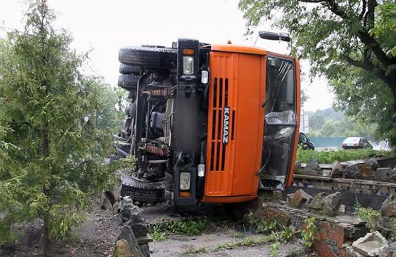 Женщина на Skoda подрезала КамАЗ: грузовик перевернулся. Видео ДТП с регистратора
