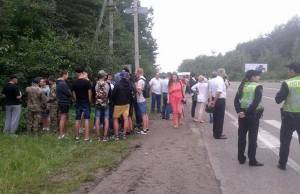Активисты перекрыли трассу, чтобы не пустить паломников УПЦ МП в центр Житомира