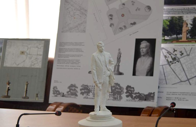 Скульптор показал модель памятника Ольжичу, который установят в центре Житомира. ФОТО