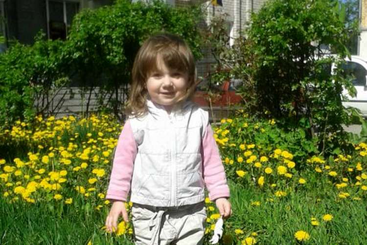3-летняя девочка с переломом челюсти попала в реанимацию. «Непутёвая» мать уверяет что не била ребенка. ФОТО