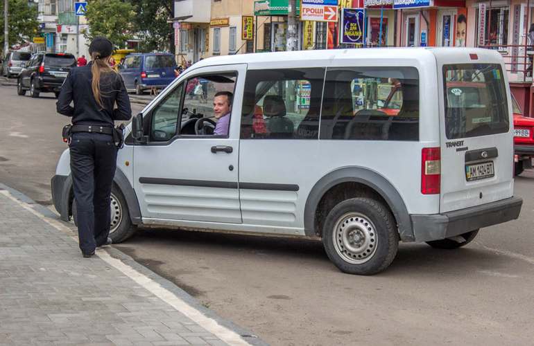 Водители по разному реагируют на запрет парковки в центре Житомира - полиция