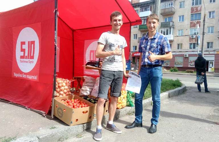 Житомир: Уличные торговцы, под прикрытием политической агитации, свободно торгуют продуктами в центре Житомира? ВИДЕО